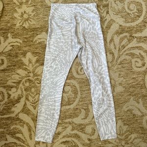 Good American white and grey leopard legging 2